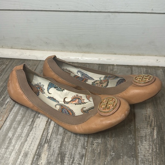 Tory Burch Beige Flats Paisley Lining with Gold Accent Size 8 - Picture 1 of 5